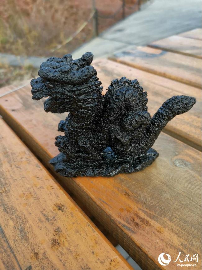 화산암에 새긴 용 문양 장식품 [사진 출처: 인민망]