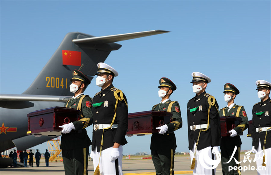 9월 27일(현지 시간) 한국 인천국제공항에서 한국 측(오른쪽)이 중국 측 의장대에 중국인민지원군 유해를 인도하고 있다. [사진 출처: 인민망]