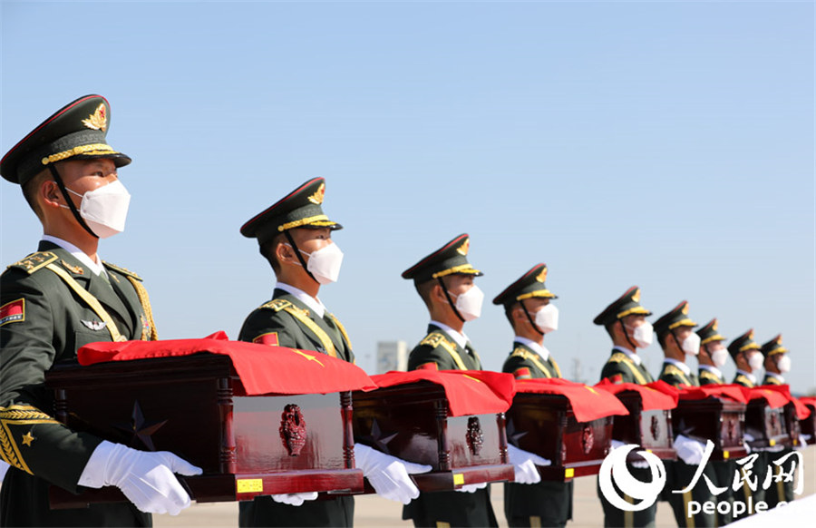 중국 의장대가 열사의 유해를 손으로 받쳐들고 있다. [사진 출처: 인민망]