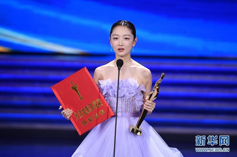 저우둥위(周冬雨)가 영화 ‘소년적니’로 여우주연상을 수상했다.  [사진 출처: 신화망]