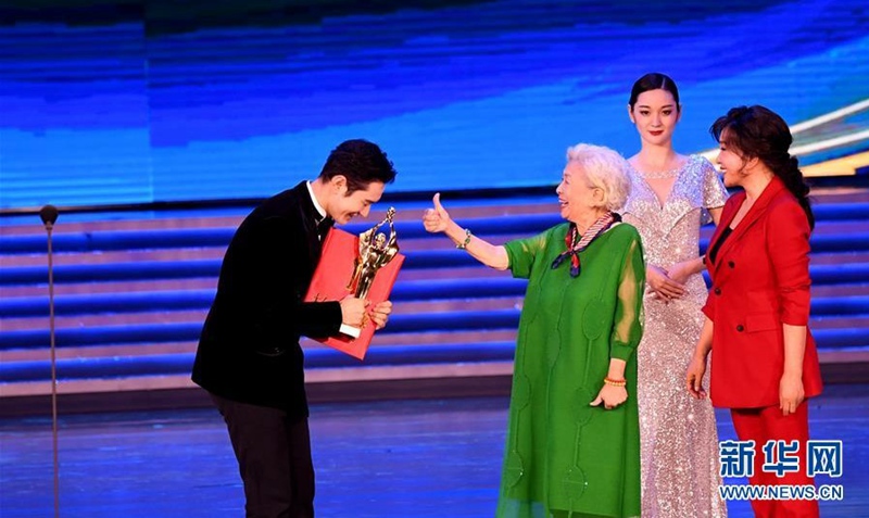 황샤오밍이 영화 ‘열화영웅’으로 남우주연상을 수상했다. [사진 출처: 신화망]