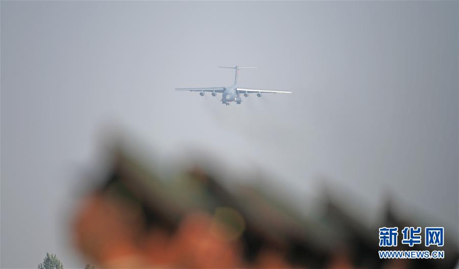지원군 열사 유해를 실은 공군 전세기 선양 타오셴국제공항에 착륙하고 있다. [사진 출처: 신화망]