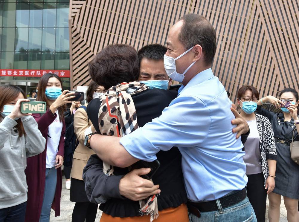 후베이 지원 베이징 의료진 대표가 우한에 있을 때 머물던 곳을 방문했다가 우연히 산시(陜西)팀원 허우융성(앞줄 가운데)을 만났다. 모두들 감격해 포옹했다. [9월 23일 촬영/사진 출처: 인민망]