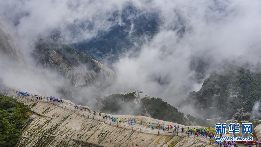 관광객들이 화산산 서쪽 봉우리로 오르고 있다. [드론 촬영/사진 출처: 신화망]
