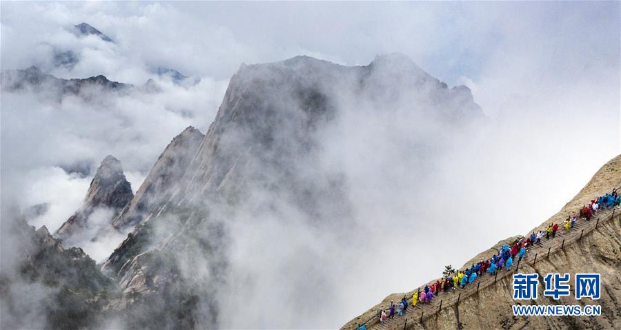 우비를 입은 관광객들이 화산산 서쪽 봉우리를 오르고 있다. [드론 촬영/사진 출처: 신화망]