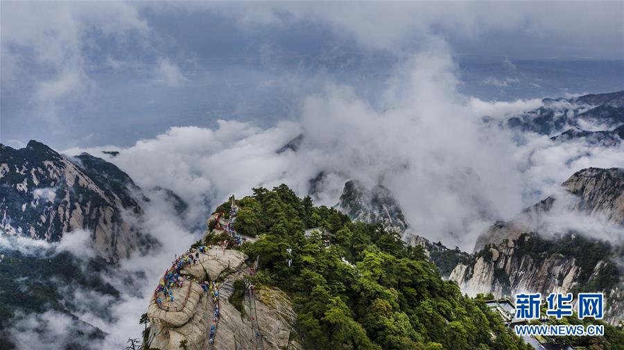 화산산 서쪽 봉우리가 운무로 둘러싸였다. [드론 촬영/사진 출처: 신화망]
