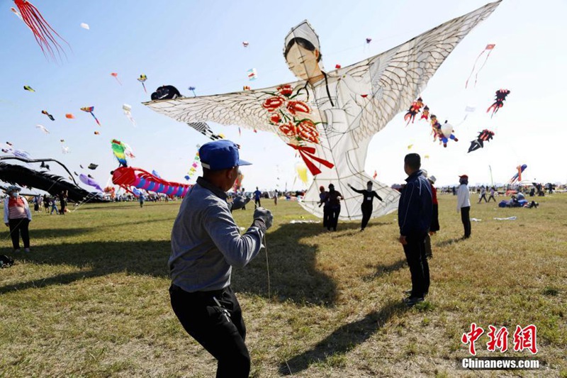 연날리기팀 팀원이 ‘백의의 천사’ 연을 상공에 날리며 의료진에게 경의를 표하고 있다. [사진 출처: 중국신문망]