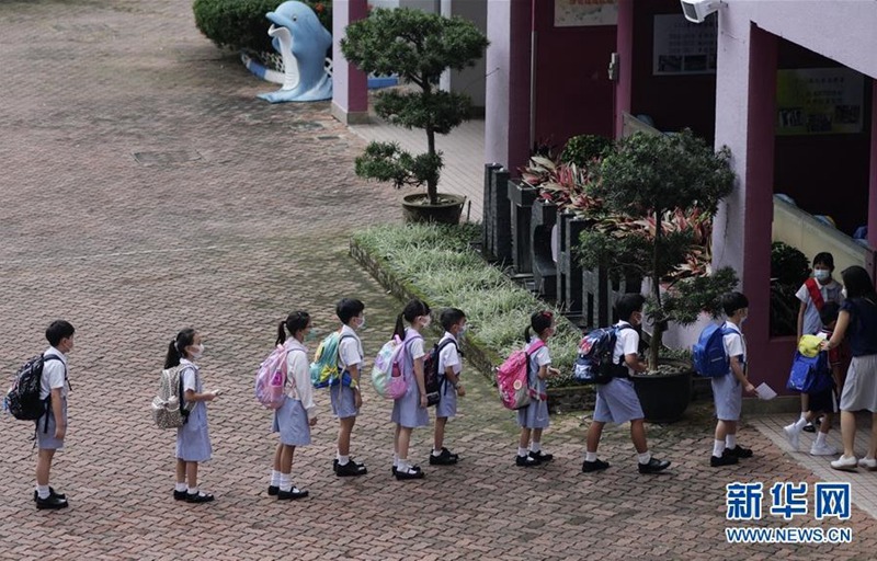 홍콩의 한 초등학교 학생들이 줄을 서서 학교로 들어간다. [사진 출처: 신화망]