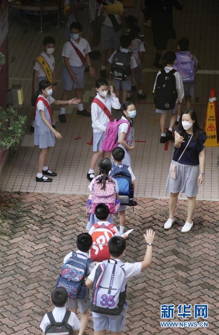 홍콩의 한 초등학교 학생들이 줄을 서서 학교로 들어간다. [사진 출처: 신화망]