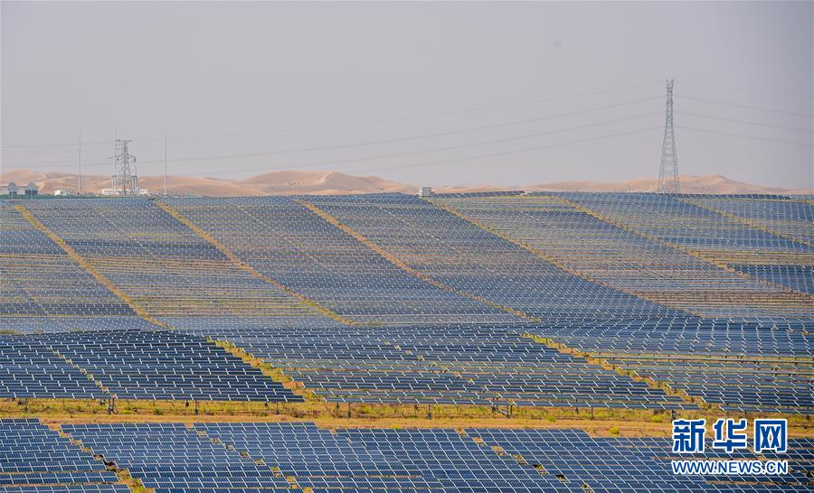 쿠부치사막에 있는 태양광발전소 [9월 14일 촬영/사진 출서: 신화망]