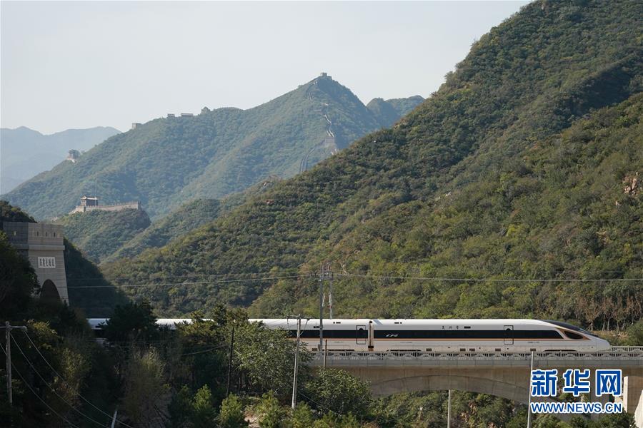 푸싱호(復興號) 고속열차가 베이징-장자커우(張家口) 고속철도 쥐융관(居庸關) 창청(長城·만리장성)을 지나가고 있다. [10월 6일 촬영/사진 출처: 신화망]