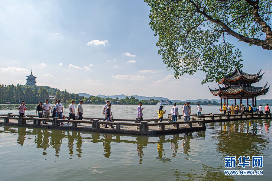 여행객들이 항저우 시후(西湖)호 창차오(長橋) 관광지를 구경하고 있다. [10월 1일 촬영/사진 출처: 신화망]