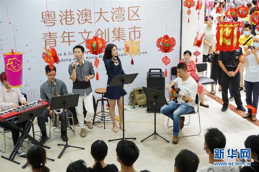 청년 창업자들이 광저우시 베이징로 보행가 청년궁에서 문화창의 시장 행사에 참가했다. [10월 1일 촬영/사진 출처: 신화망]