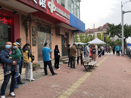 12일 아침 8시, 칭다오시 스난구 허난(河南)로 시민이 줄을 서서 검사를 기다리고 있다. [사진 출처: 인민망/촬영: 류잉제(劉穎婕)]