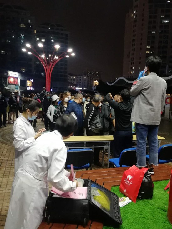 中 칭다오시 시민들 핵산 검사 진행 중