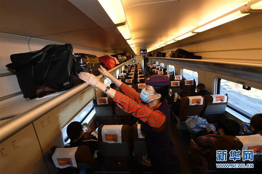 열차 승무원은 우루무치에서 시안 북역까지 가는 D2708 편 고속열차 짐칸을 정리한다. [사진 출처: 신화망]