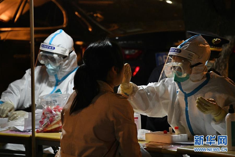 시민들이 칭다오시 스난구 검사소에서 무료 핵산 검사를 받고 있다. [사진 출처: 신화망]