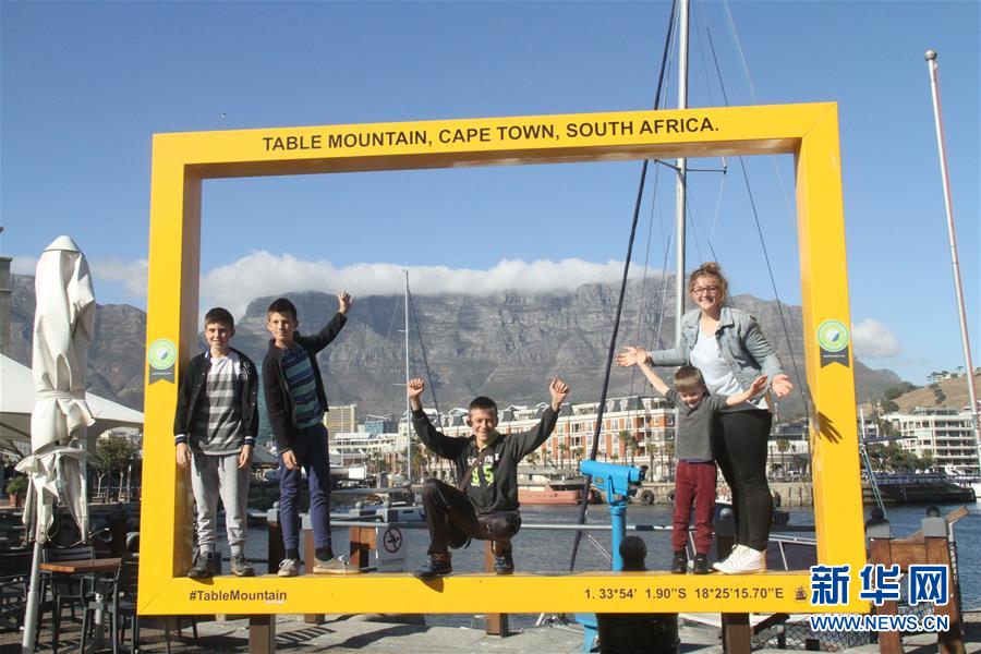 관광객들이 남아프리카 테이블산을 배경으로 기념촬영을 하고 있다. [2017년  4월  7일 촬영/사진 출처: 신화망]