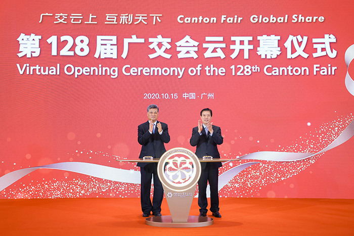 지난 15일 제128회 캔톤페어 개막식이 광저우에서 열렸다. 중산(우측) 상무부 부장, 마싱루이 광둥성 성장이 개막식에 참석했다. [사진 출처: 상무부 공식 사이트]