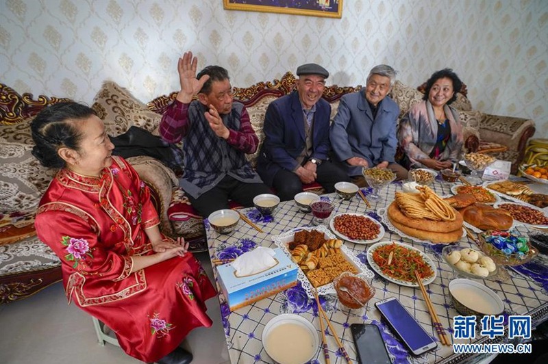 위구르족 주민인 사러커장·이밍(沙勒克江·依明·왼쪽 두 번째)이 집에서 이웃과 담소를 나누고 있다. [2020년 4월 2일 촬영/사진 출처: 신화망]