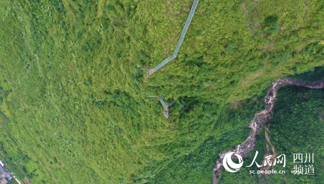 량산 자오줴현에서 항공 촬영한 ‘쉬안야(懸崖)촌’의 강철 계단 [사진 출처: 인민망]