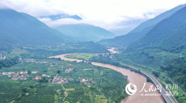 항공 촬영한 량산 더창(德昌)현 러웨(樂躍)진 가오펑(高豐)촌의 비파산업원 [사진 출처: 인민망]