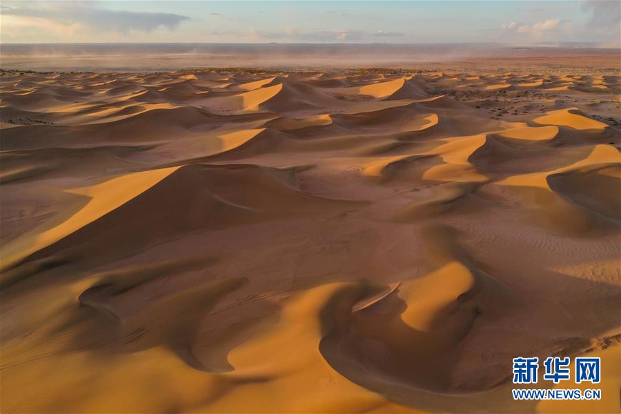 바단지린 사막 풍경 [10월 15일 드론 촬영/사진 출처: 신화망]