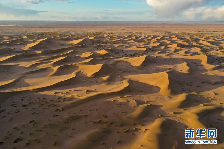 바단지린 사막 풍경 [10월 15일 드론 촬영/사진 출처: 신화망]