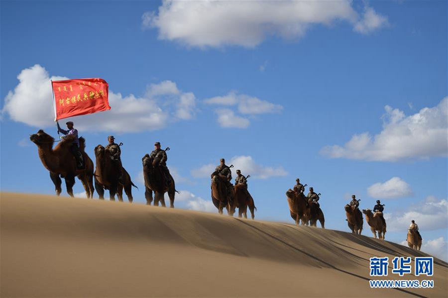 아라산유치 변방의 민병인 낙타병과 아라산 국경 관리 지대 민경, 현지 목민들이 낙타를 응용한 훈련을 하고 있다. [사진 출처: 신화망]