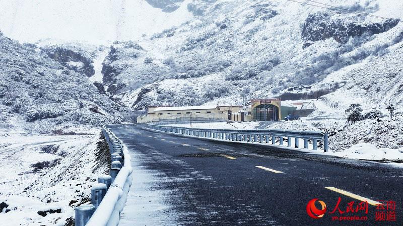 해발 4300m의 샹거리라-다오청 도로 거짠 터널 구간에 눈발이 날리고 있다. [사진 출처: 인민망]
