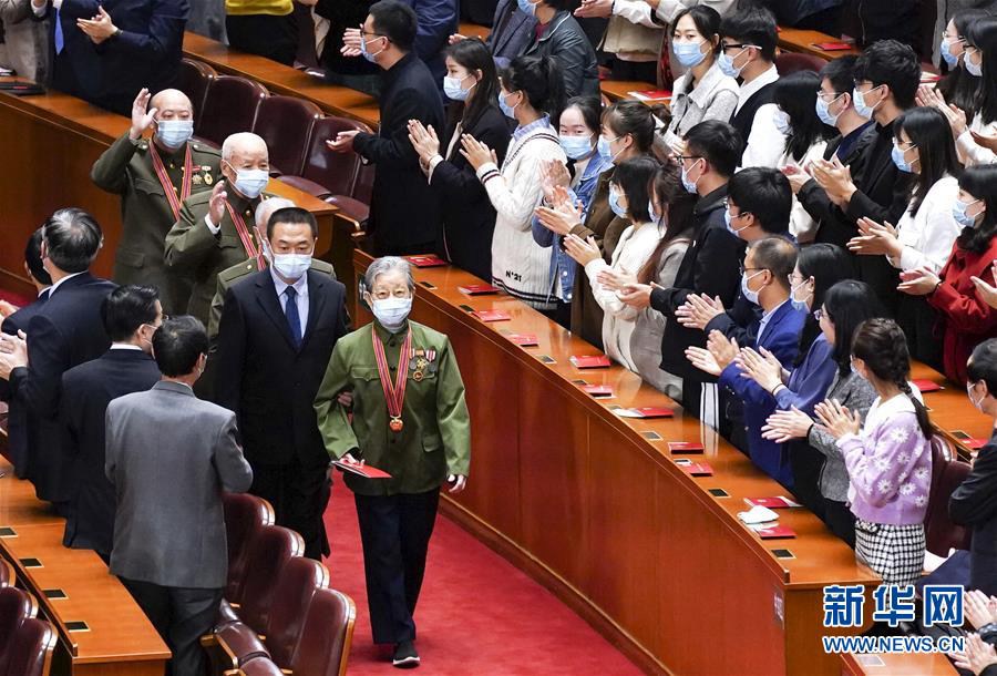 기념식 시작 전에 지원군 노병들이 입장하고 있다. [사진 출처: 신화망]