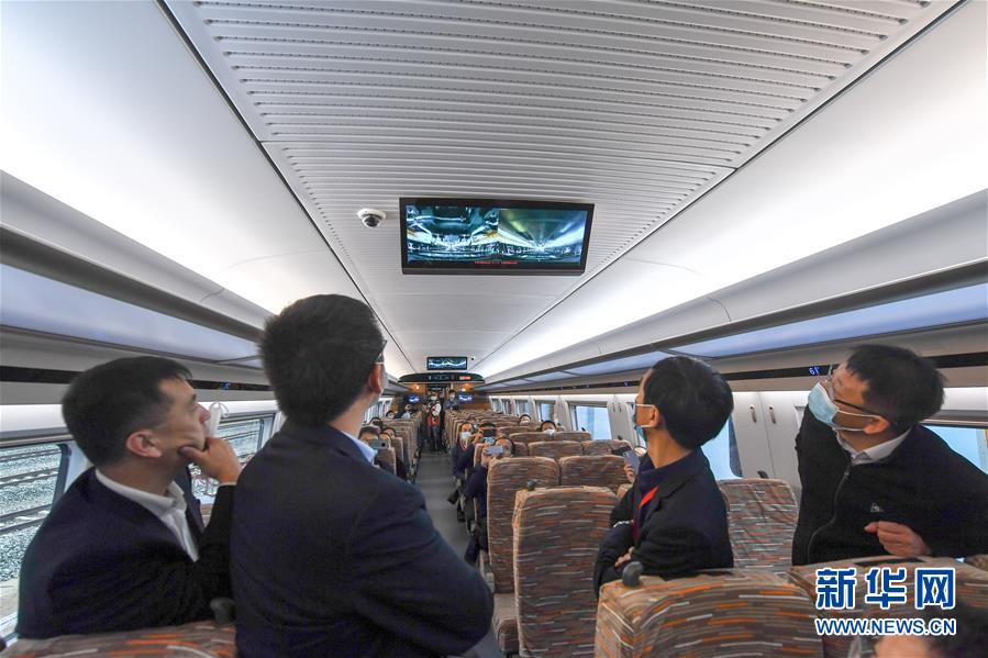 시승객들이 차내 모니터로 시속 400km 국제 호연호통 고속열차 궤도 너비 변형 운행 상황을 보고 있다. [사진 출처: 신화망]