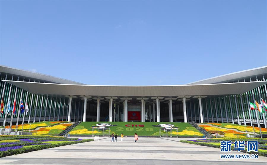 생화로 장식한 국가컨벤션센터(상하이) 남광장 [10월 23일 촬영/사진 출처: 신화망]