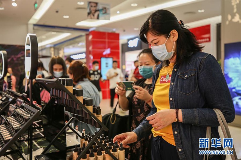 소비자들이 하이난(海南)성 하이커우시 르웨(日月)광장 면세점에서 상품을 구매하고 있다. [사진 출처: 신화망]