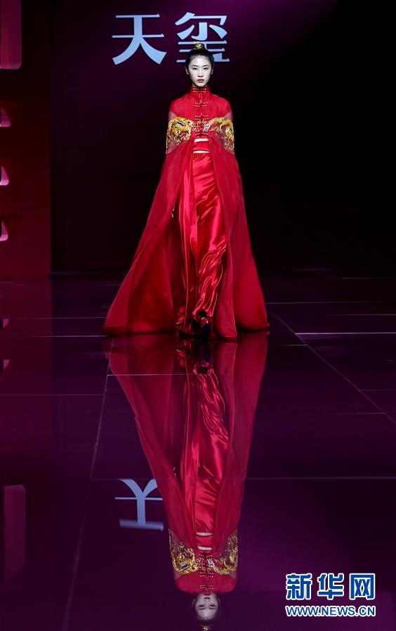 모델이 10월 29일에 디자이너 쑤쥐안쥐안(蘇娟娟)이 디자인한 드레스를 선보이고 있다. 쑤쥐안쥐안은 실루엣의 형상과 구조 분야에서 전통과 현대를 융합해냈다. [사진 출처: 신화망]