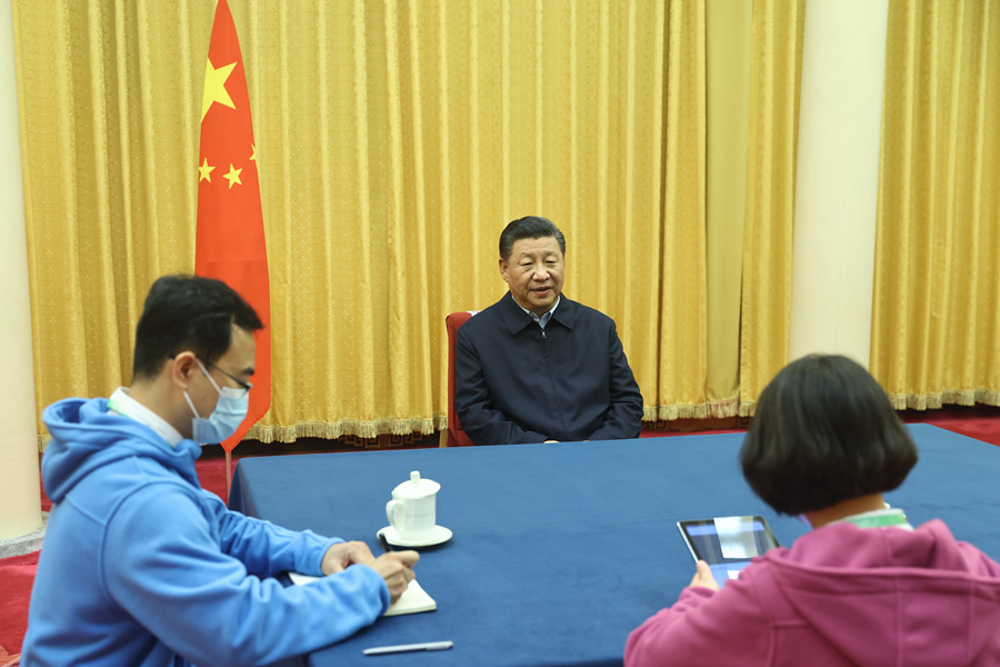 시진핑 주석이 조사원의 질문에 답하고 있다. [사진 출처: 신화망]