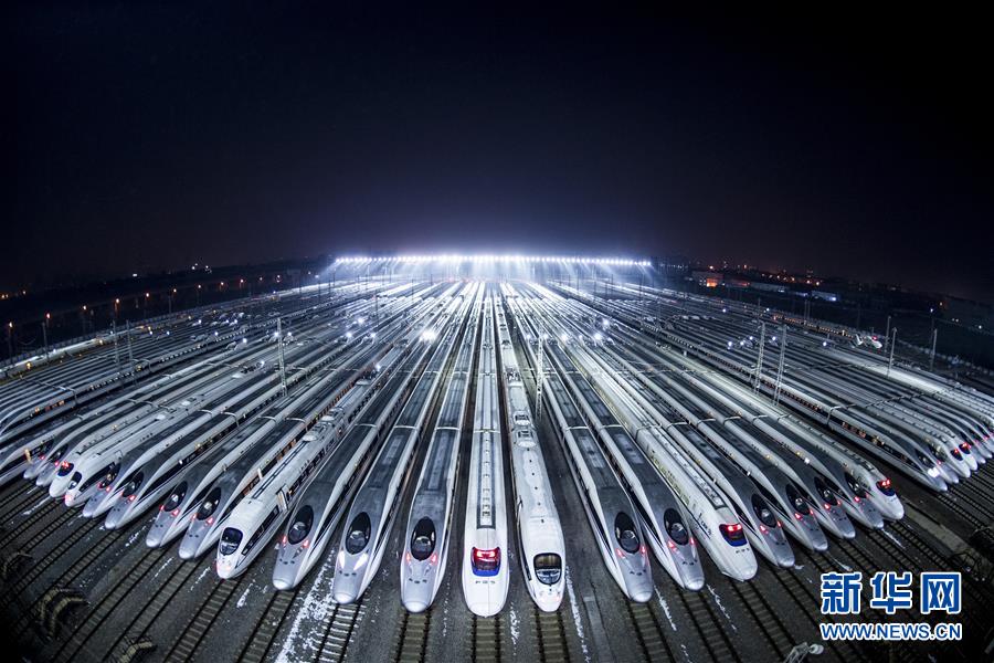 고속열차가 우한(武漢) 고속열차 구간의 대기선에서 점검과 보온 작업을 준비하고 있다. [2018년 2월 1일 촬영/사진 출처: 신화망]