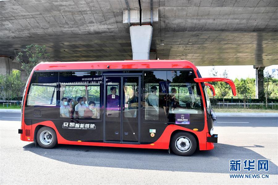 안후이(安徽)성의 첫 번째 자율주행차 5G 시범선이 허페이(合肥)시 바오허(包河)구에서 정식 개통되어 1차 체험 고객을 맞이했다. [2020년 9월 3일 촬영/사진 출처: 신화망]