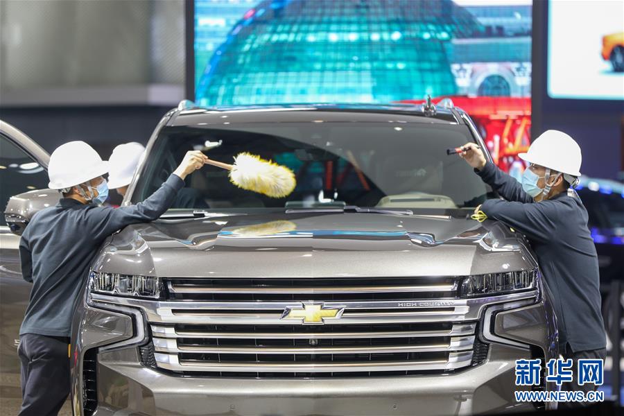자동차 전시관의 참가 기업 직원들이 차량을 청소하고 있다. [사진 출처: 신화망]