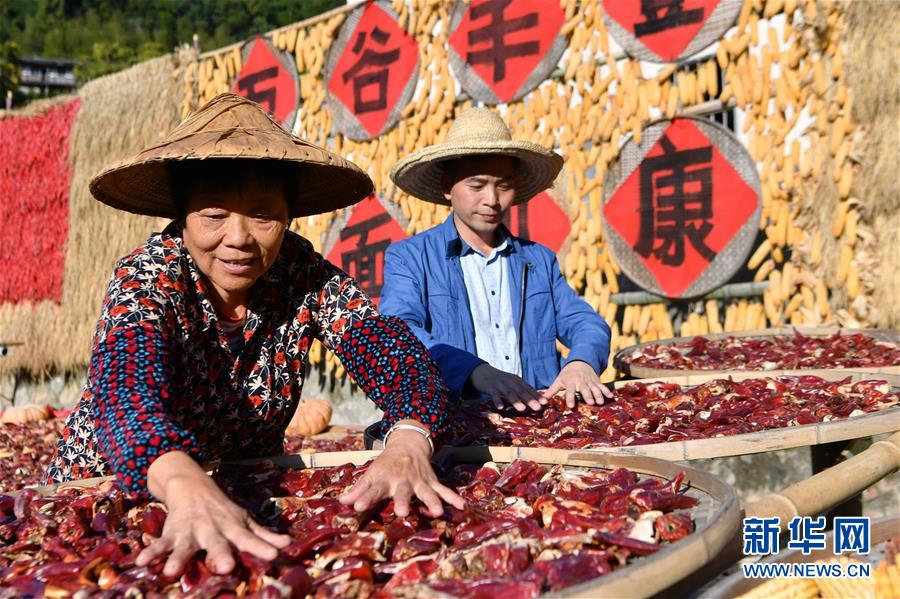 구이펑촌 주민들이 대나무 바구니 속 농작물을 정리하고 있다. [사진 출처: 신화망]