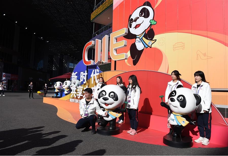 자원봉사자들이 판다 ‘진바오’(進寶) 테마 장식 앞에서 사진 촬영하고 있다. [사진 출처: 신화망]