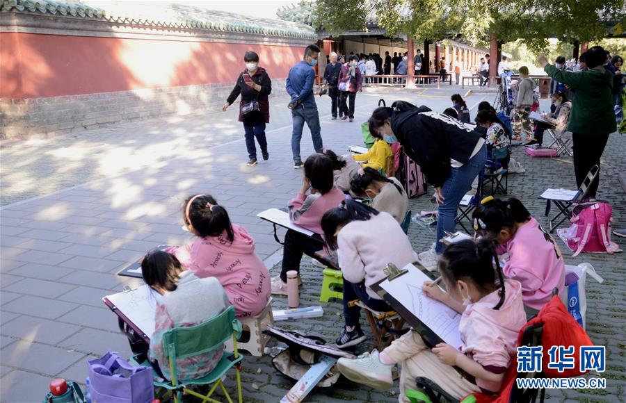 아이들이 톈단공원에서 그림을 그리고 있다. [사진 출처: 신화망]