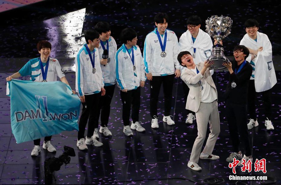 한국 DWG가 우승컵을 들어올리고 있다. [사진 출처: 중국신문망(中國新聞網)]