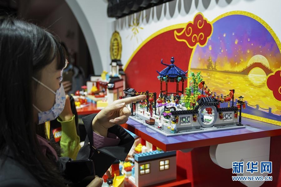 관람객들이 소비품 전시장의 레고 부스에서 레고 블록으로 만든 중국풍 정원을 구경하고 있다. [사진 출처: 신화망]