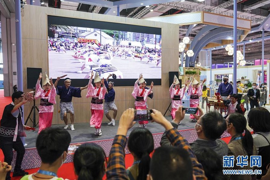 관람객들이 소비품 전시장에서 일본 아와오도리 춤 공연을 보고 있다. [사진 출처: 신화망]