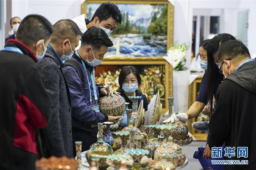 관람객들이 소비품 전시장에서 이란의 수공예품을 관람하고 있다. [사진 출처: 신화망]