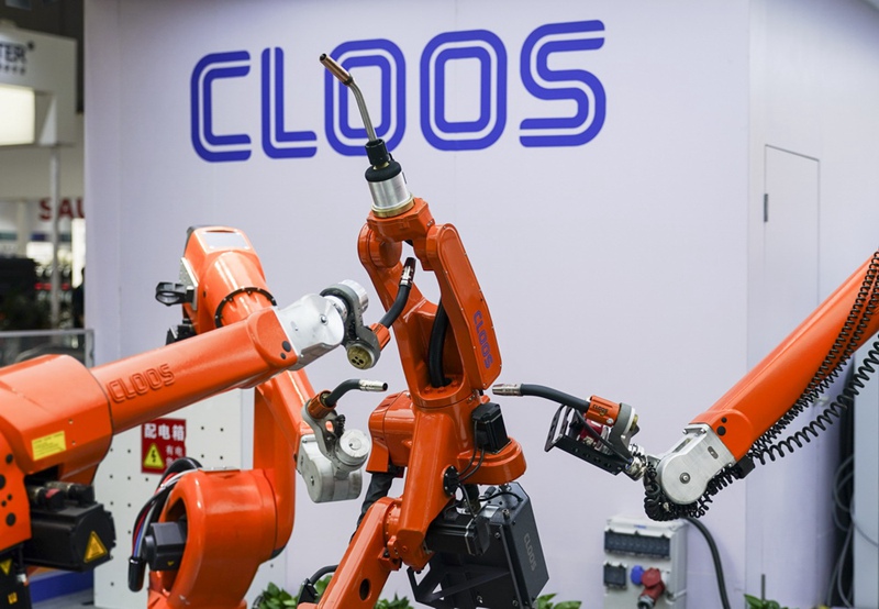기술장비 전시관 CLOOS 부스의 용접 로봇 [11월 9일 촬영/사진 출처: 신화사]