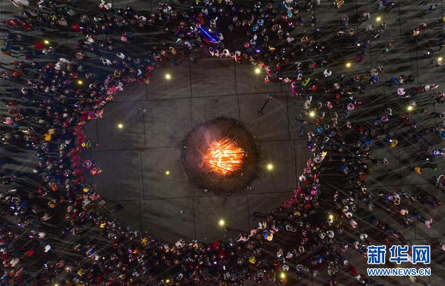 베이촨현에서 현지 사람들이 캠프파이어를 둘러싸고 춤을 추며 강력 신년을 경축하고 있다. [드론 촬영/사진 출처: 신화망]