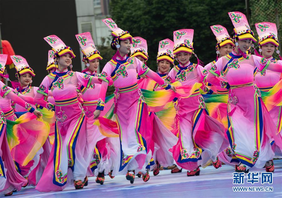강족 학생들이 사랑춤을 추며 강력 신년을 축하하고 있다. [사진 출처: 신화망]