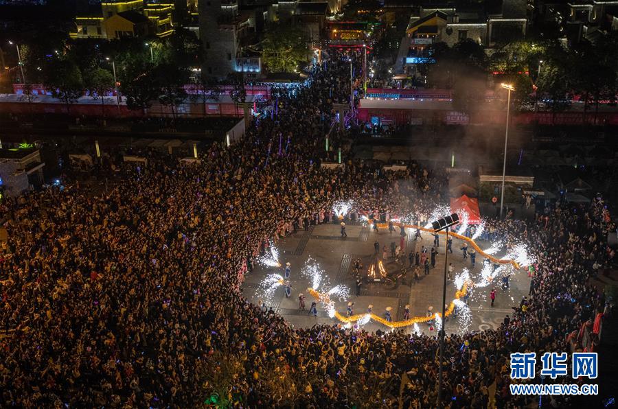 현지 사람들이 용춤을 추며 강력 신년을 축하하고 있다. [사진 출처: 신화망]